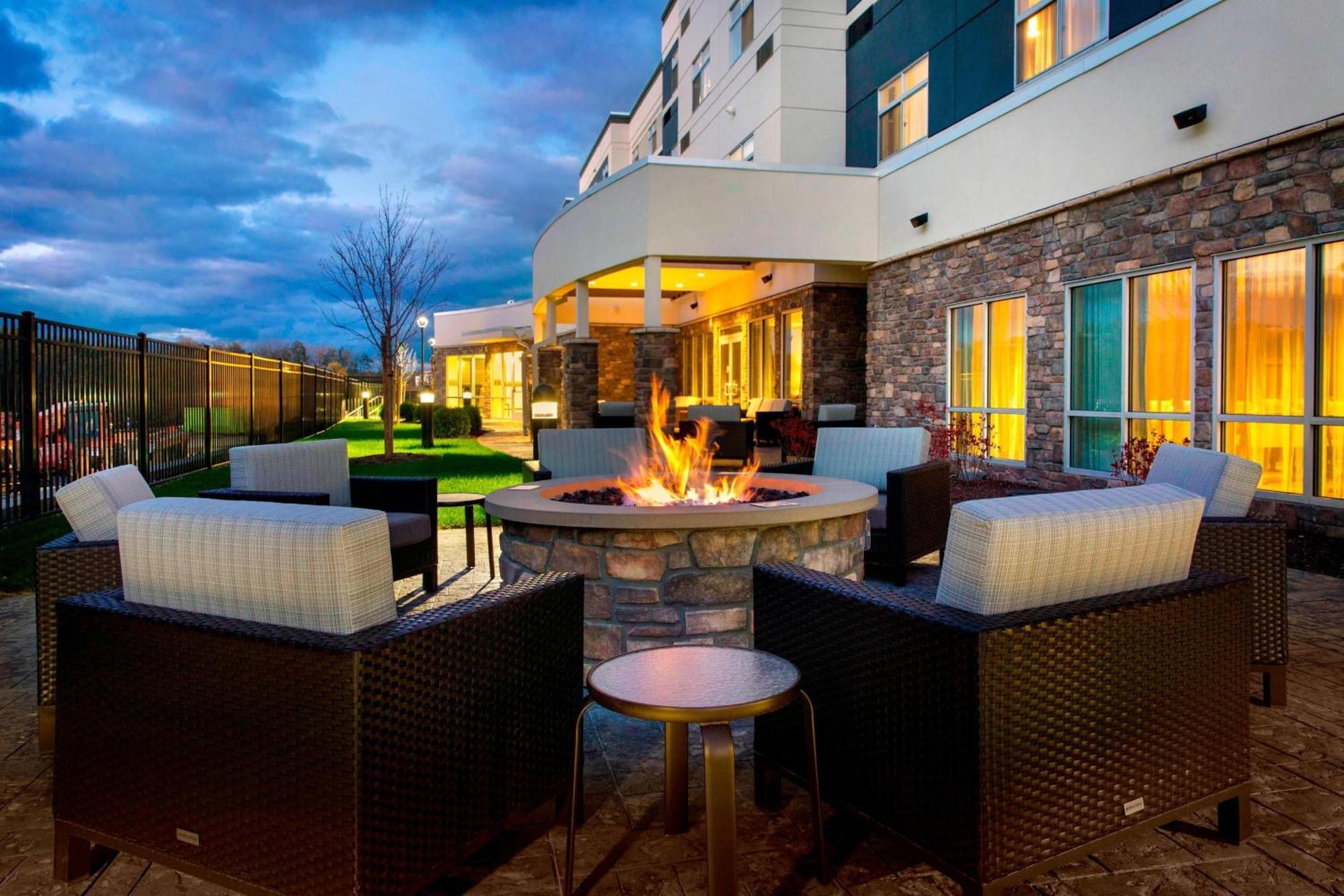 Courtyard By Marriott Schenectady At Mohawk Harbor Hotel Ngoại thất bức ảnh