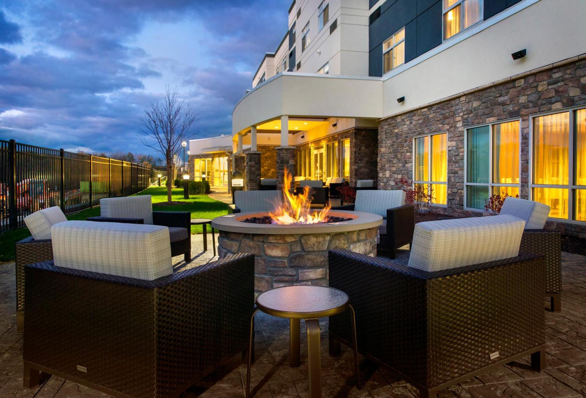 Courtyard By Marriott Schenectady At Mohawk Harbor Hotel Ngoại thất bức ảnh